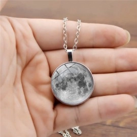Намиста, що світяться з підвіскою Planet Moon (Планета Місяць)
