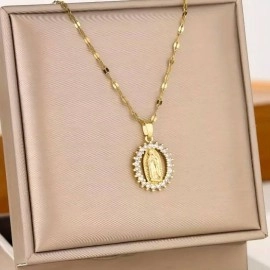 Кольє-медальон Діва Марія з кристалами на фактурному ланцюжку