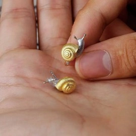 Двоколірні сережки-пусети Равлики з фактурними золотистими мушлями