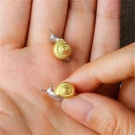 Двоколірні сережки-пусети Равлики з фактурними золотистими мушлями