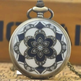 Кишеньковий годинник Клеопатра зі вставками емалі та стразами на ланцюжку
